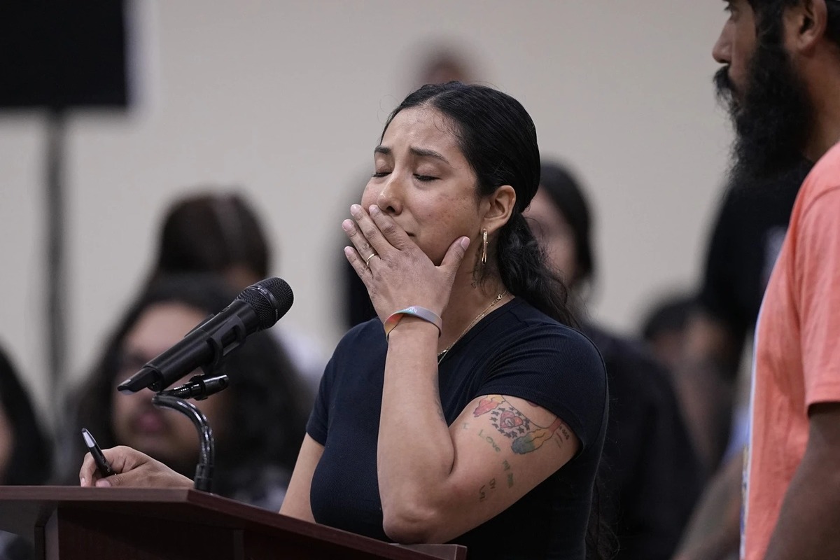 Familias de víctimas de Uvalde critican con enojo un nuevo reporte que exime de culpa a los policías. | Foto: AP