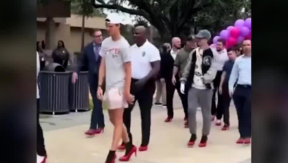 Hombres protestaron en tacones contra la violencia de género en Canadá