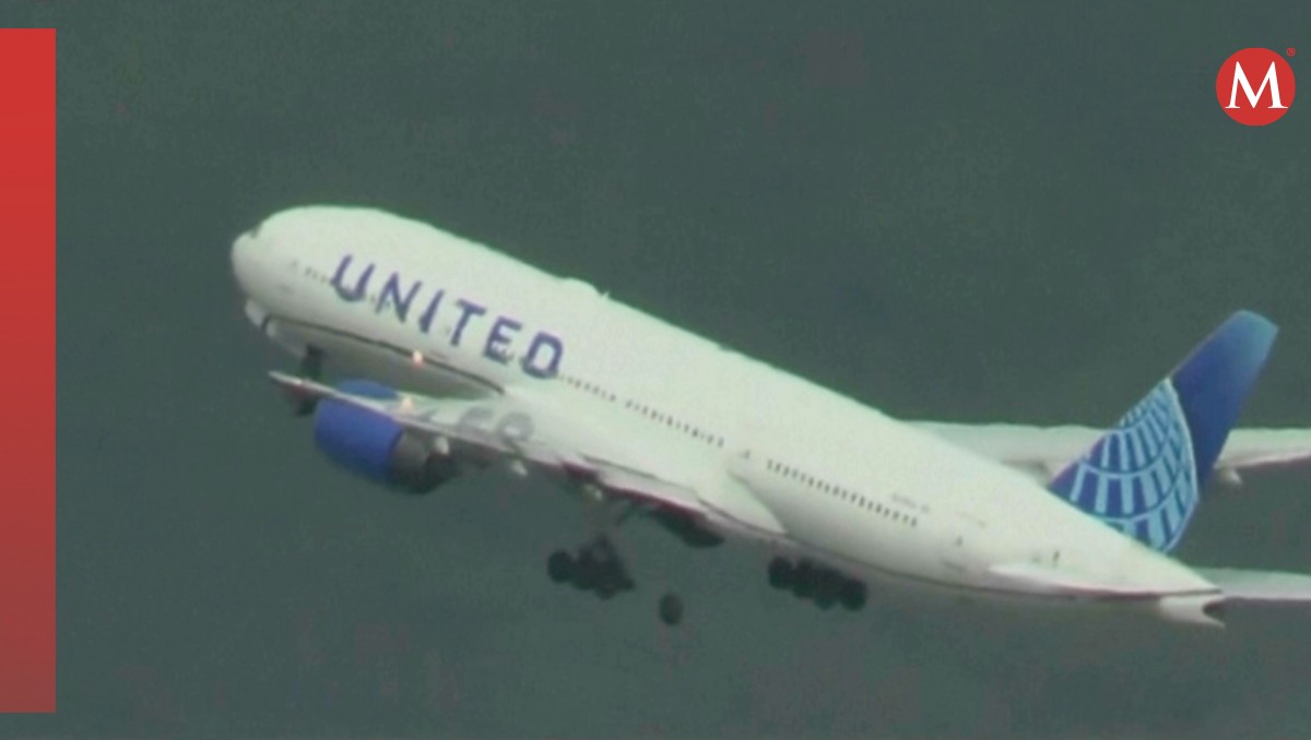 Imagen tomada de un video proporcionado por Cali Planes, un Boeing 777 de United Airlines con destino a Japón pierde un neumático | Agencia AP