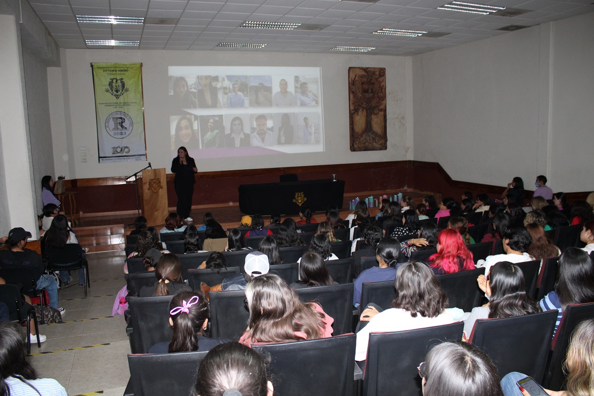 Las jóvenes recibieron con entusiasmo la plática de su ponente. (Claudia Luévano)