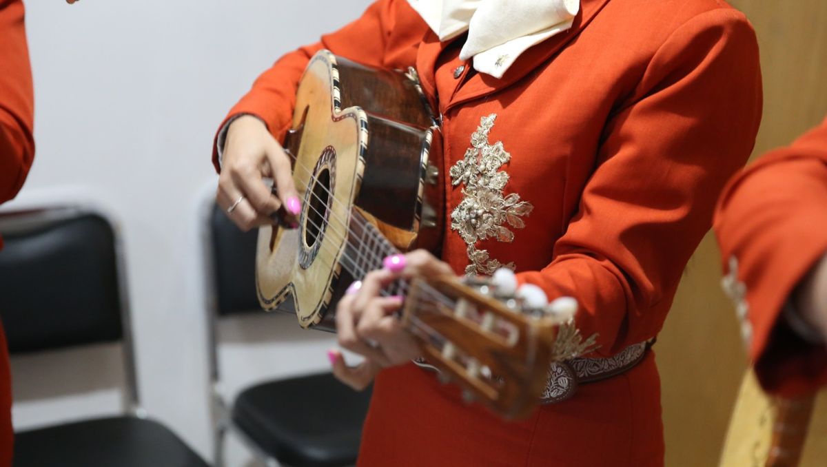 El mariachi Guirnaldas está formado por amas de casa, estudiantes, trabajadoras y profesionistas. Raúl Palacios