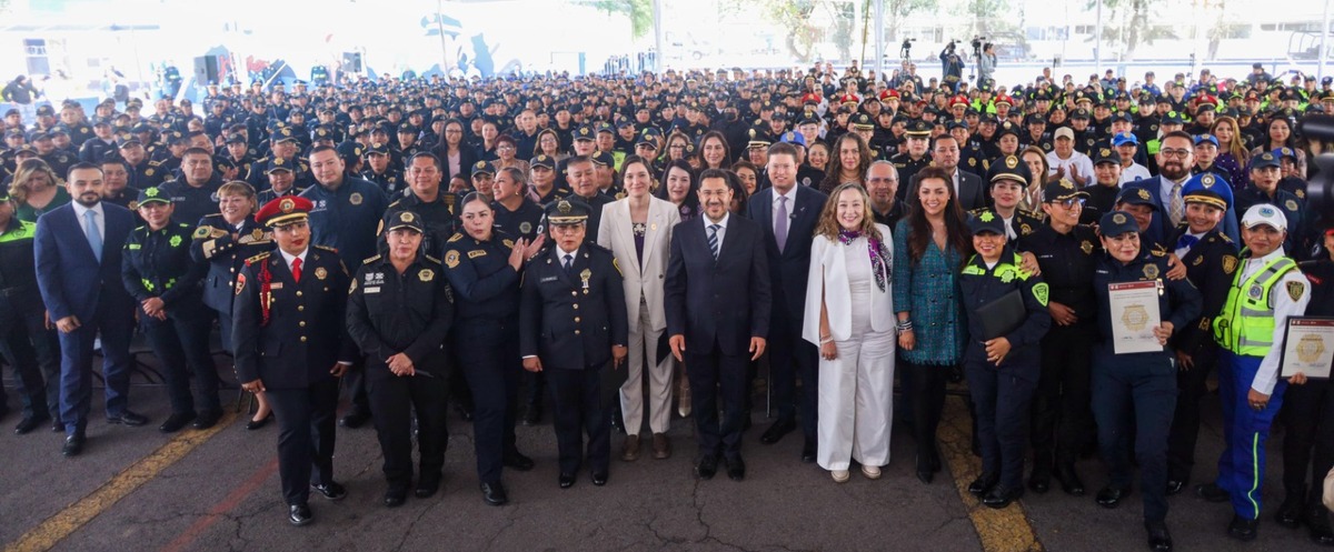 Martí Batres Guadarrama, encabezó la entrega de reconocimientos a 705 mujeres policías de la SSC [Foto Especial]
