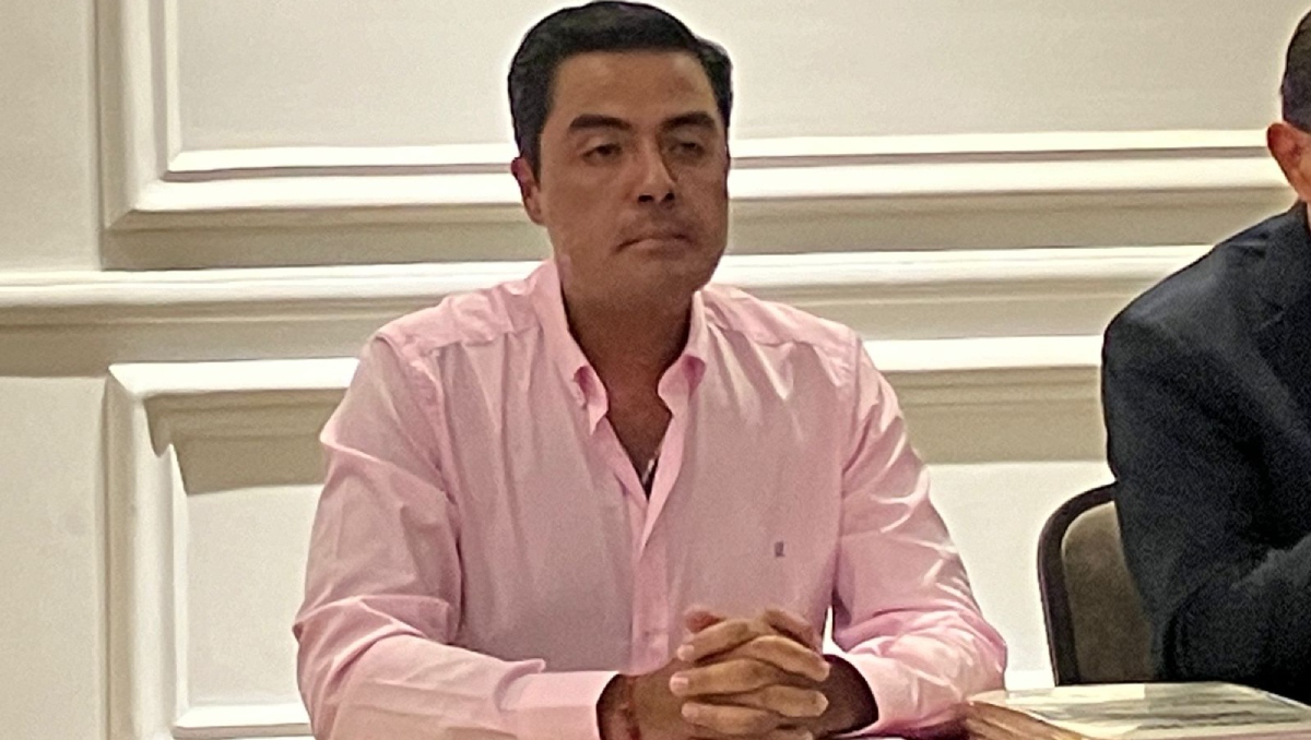 Oscar Sánchez García, presidente municipal de Almoloya de Juárez, presenta documento avalado por el Registro Civil. Foto: (Especial)