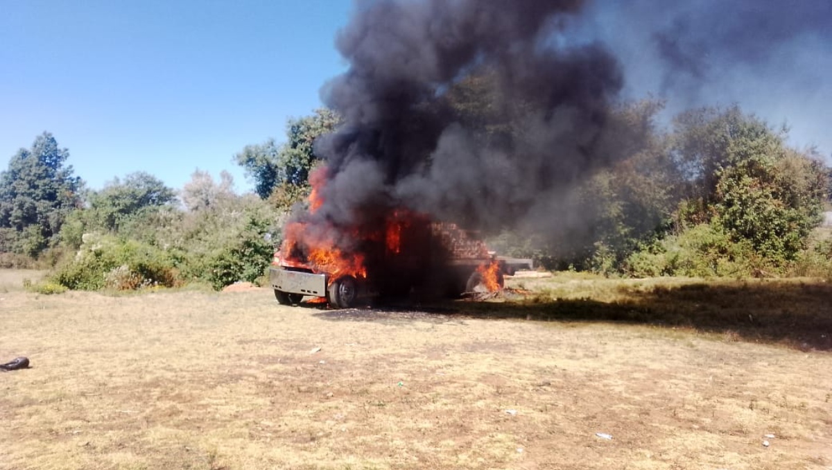 Pobladores de Ocuilan queman camión lleno de madera. Foto: (Especial)