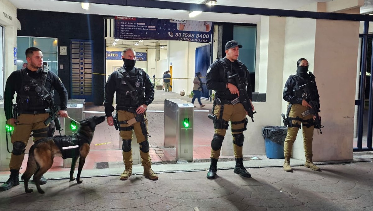 Policías de Guadalajara resguardan plantel de UTEG donde fue el ataque (Javier León)