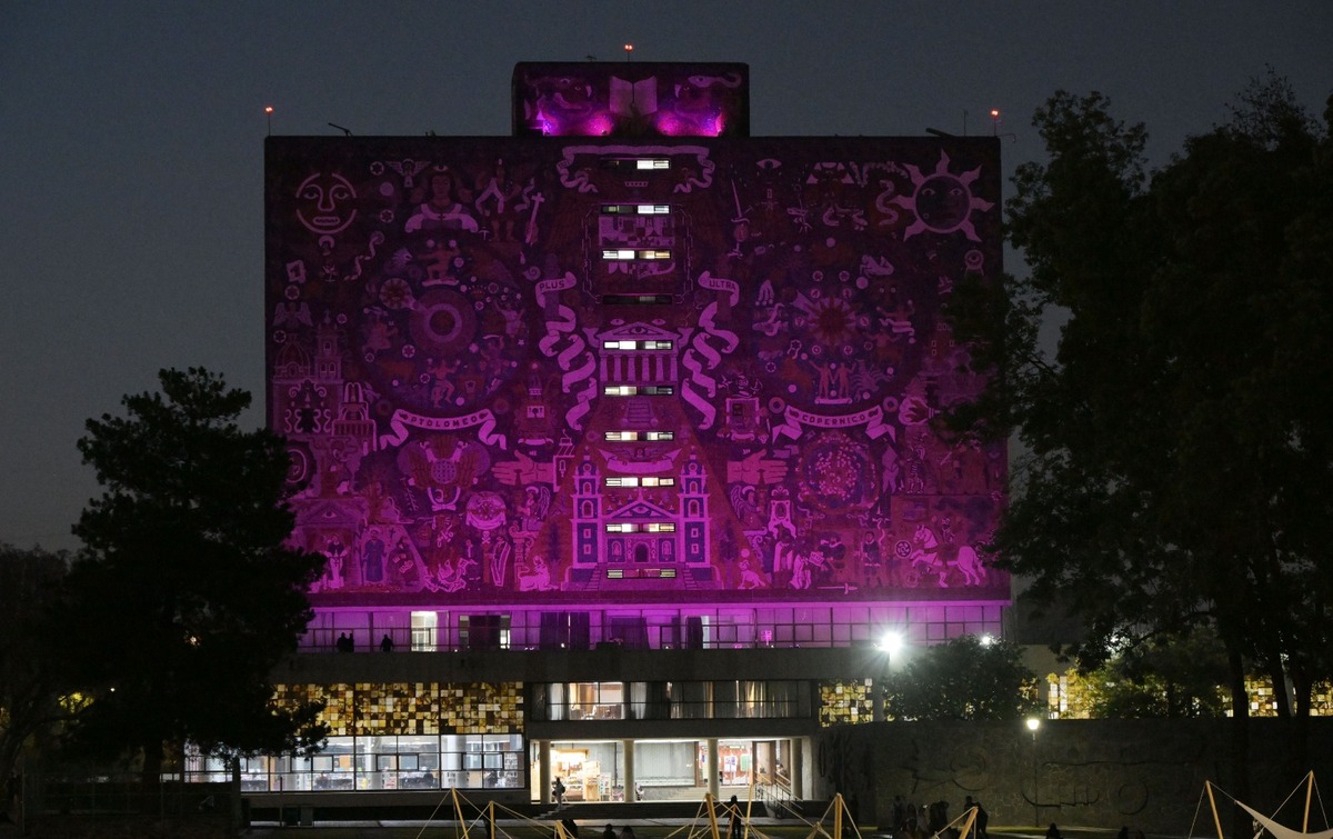UNAM se pinta de morado en conmemoración el 8M. (Foto: @UNAM_MX)