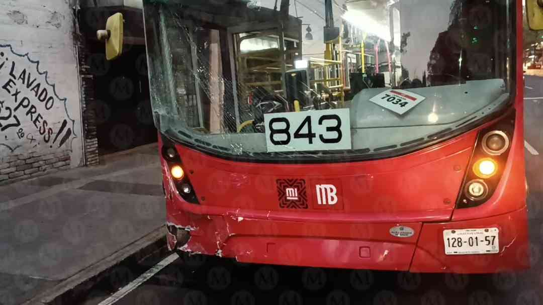 Unidad del Metrobús de CdMx choca contra auto. (Foto: Jorge Becerril)