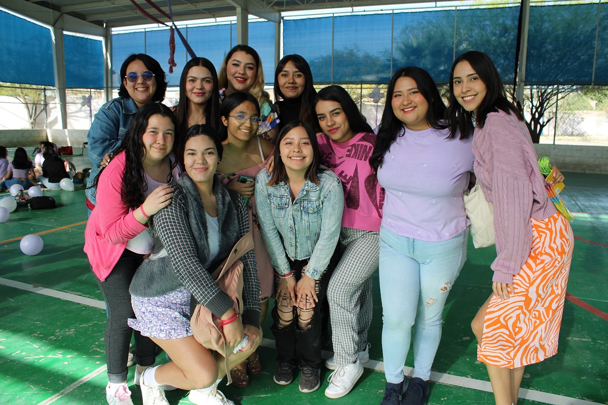 Las alumnas de las distintas carreras de la facultad disfrutaron de una mañana agradable. (Claudia Luévano)