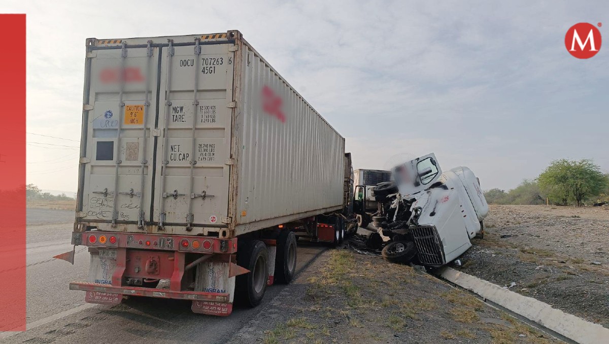 Choca y vuelca tráiler en la carretera federal 83 a la altura de Llera