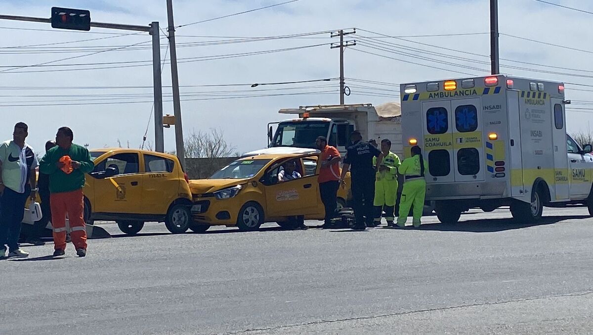 Choque entre taxis y camión en Torreón.