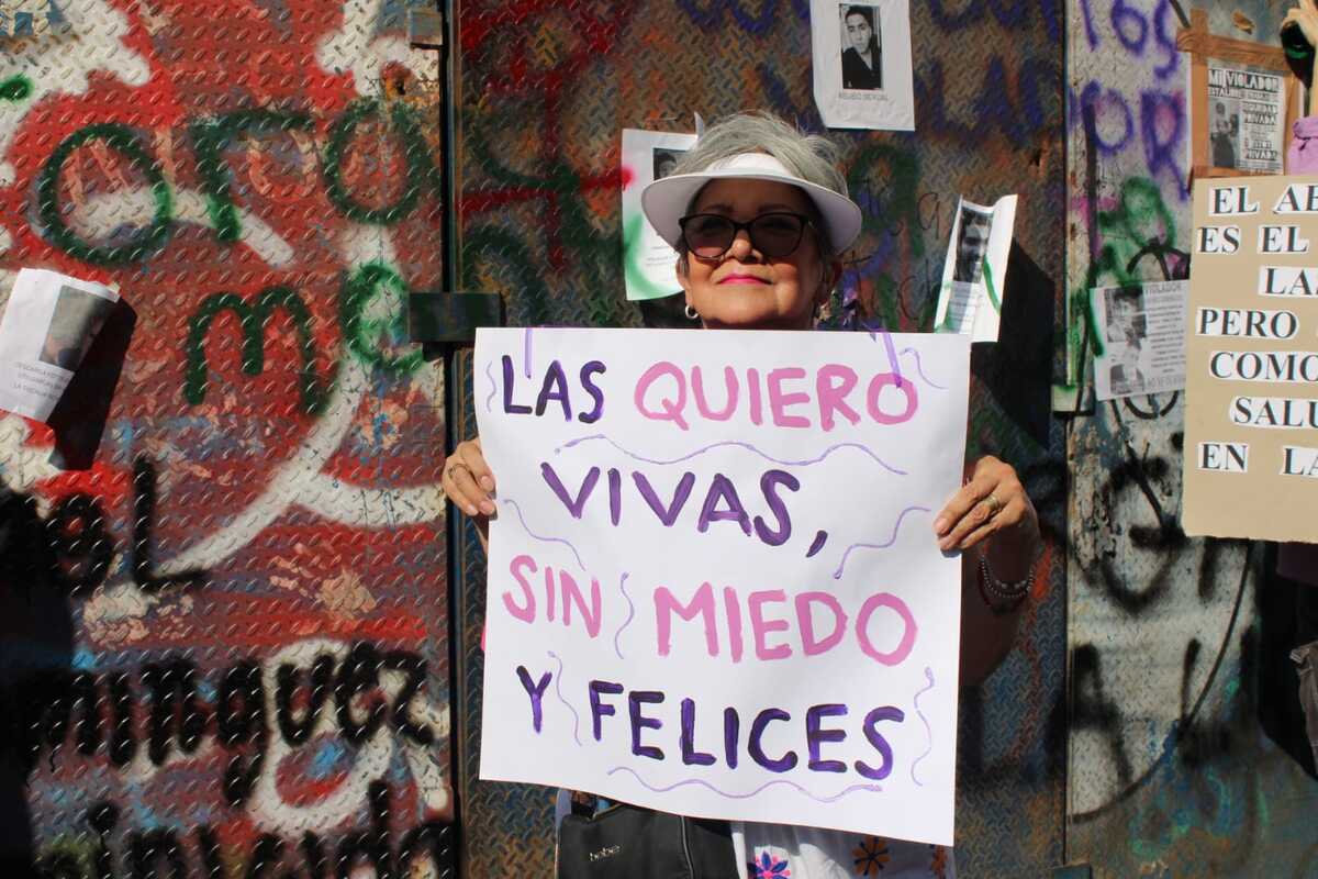 Contingente de mujeres adultas participan en la marcha del 8M. Foto: Mariel Téllez