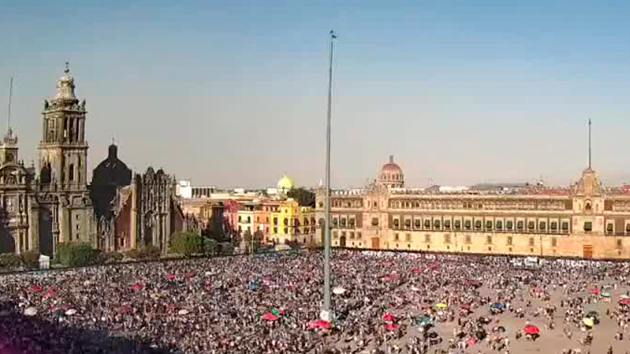 Contingentes feministas comienzan a llegar al Zócalo Capitalino