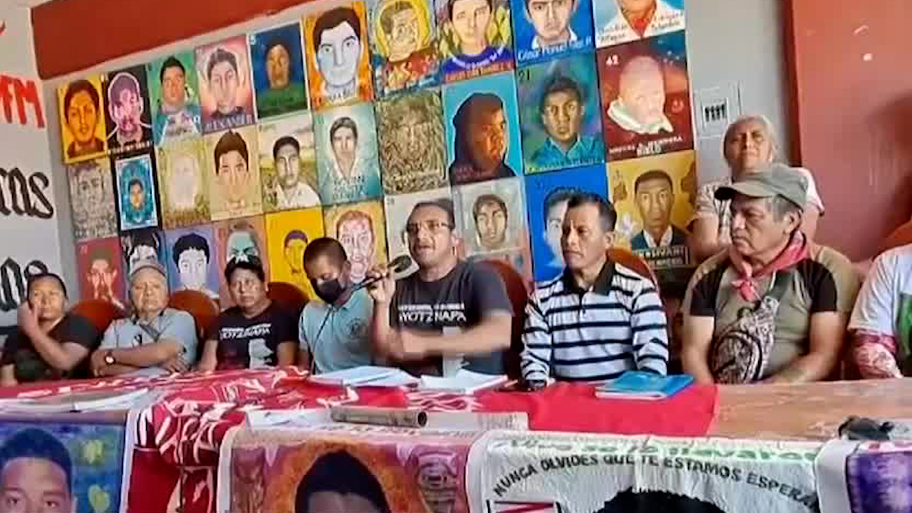 Familiares de normalistas piden reunión "sin condiciones" con AMLO