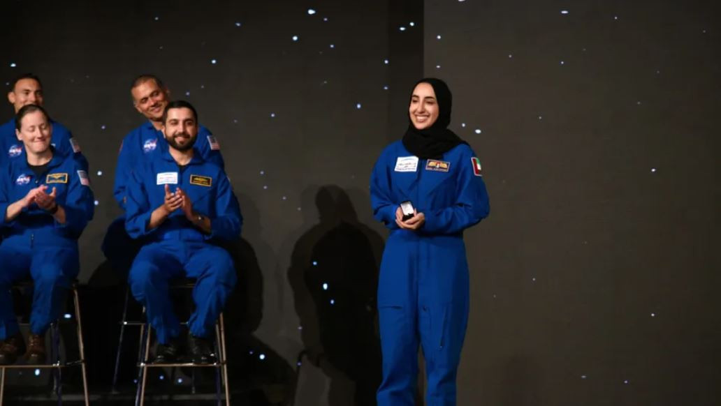 Se gradúa primera mujer árabe astronauta en la NASA; "quiero llegar a la superficie de la Luna"
