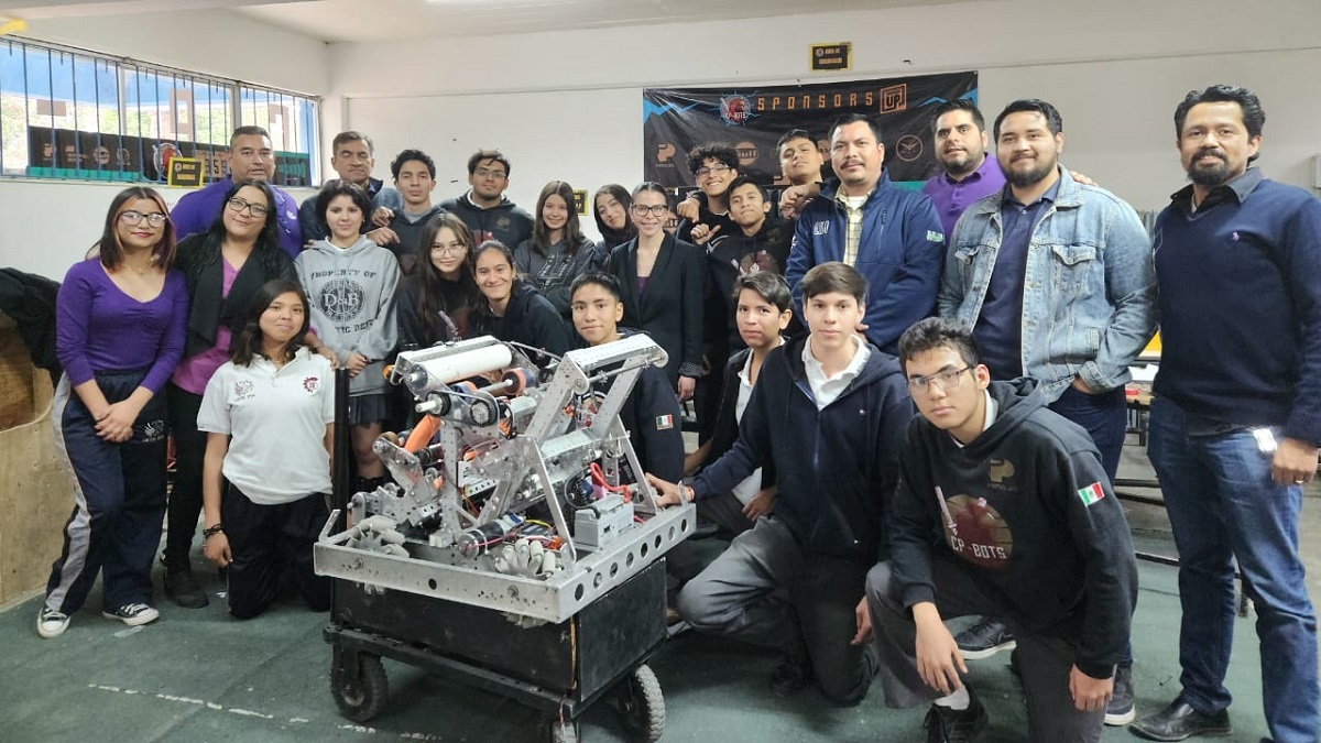 Integrantes de CP-Bots del CBTis 159 de Gómez Palacio, Durango. (cortesía)