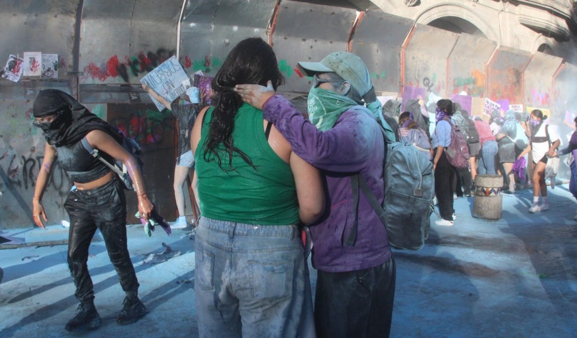 Durante marcha del 8M en Puebla atacan a feministas con gas y agua | Melanie Torres