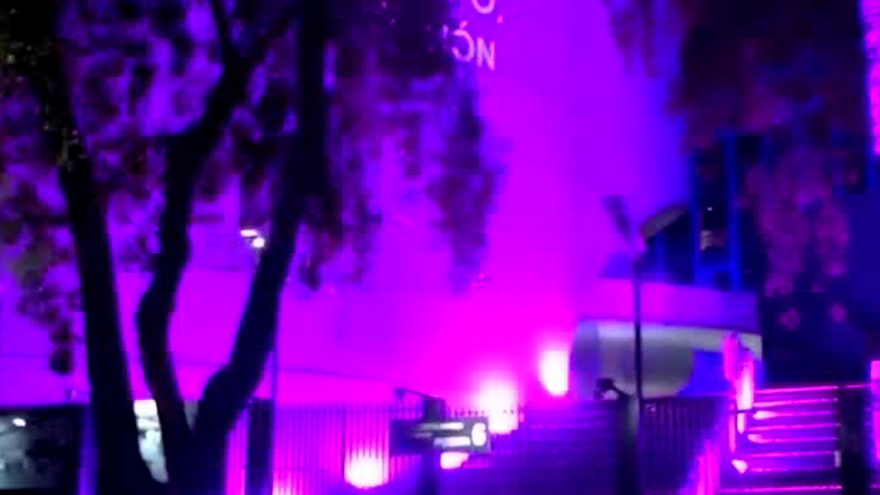 Monumentos y Edificios se iluminan de morado para el 8M