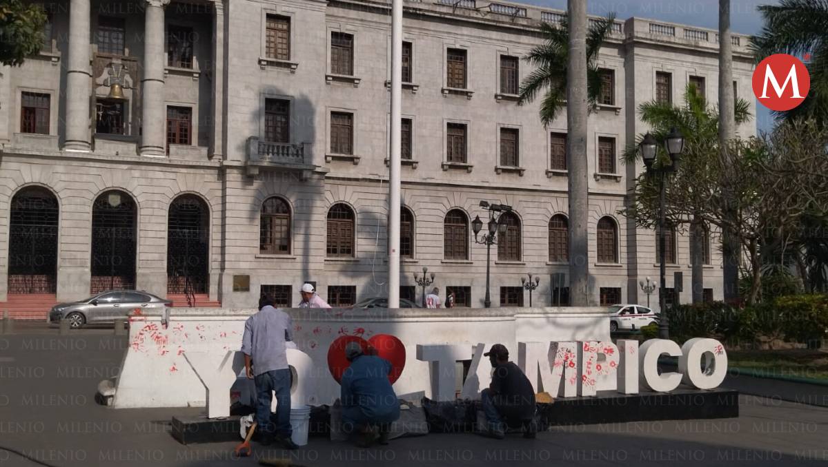 Limpian pintura de kiosko y letreros en Tampico, tras marcha del 8M. (Jesús Alberto García)