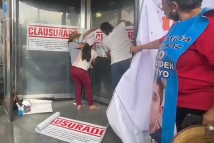 Las manifestantes pusieron un letrero con la consigna de "Clausurado".