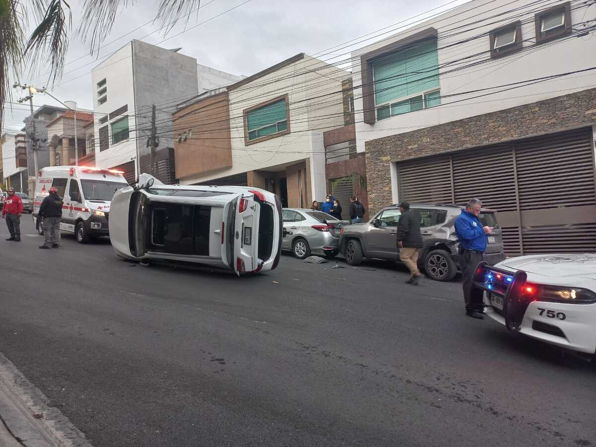 Vuelca familia en camioneta en Colonial San Jerónimo en Monterrey. Foto: José Luis Marroquín