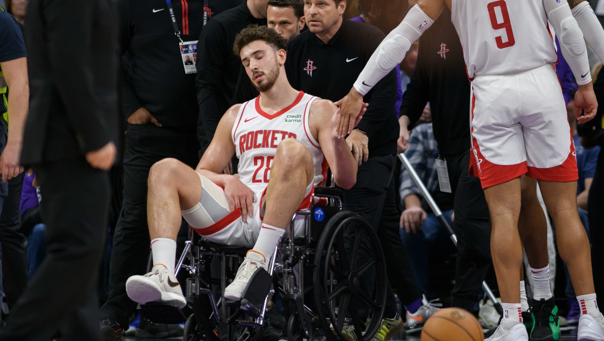 Alperen Sengun se lesiona la pierna derecha y deja la cancha en silla de ruedas (AP)