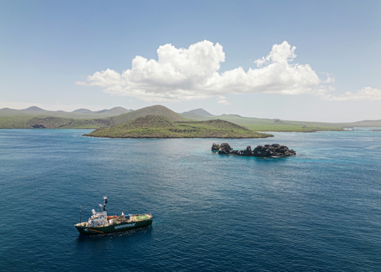 Barco Arctic Sunrise navegando durante una expedición científica de Greenpeace en el archipiélago de Galápagos. | Foto: AFP