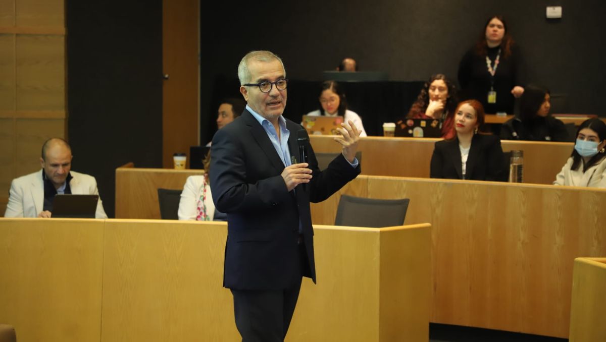 El catedrático impartió la conferencia “¿Por qué votar?” | Leonel Rocha