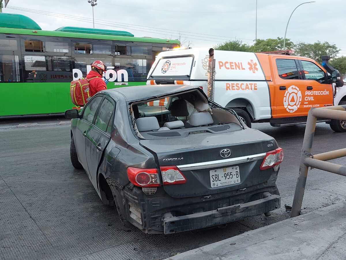 Deja cinco lesionados choque entre Ecovía y auto en Monterrey. Foto: Leyda Estrada
