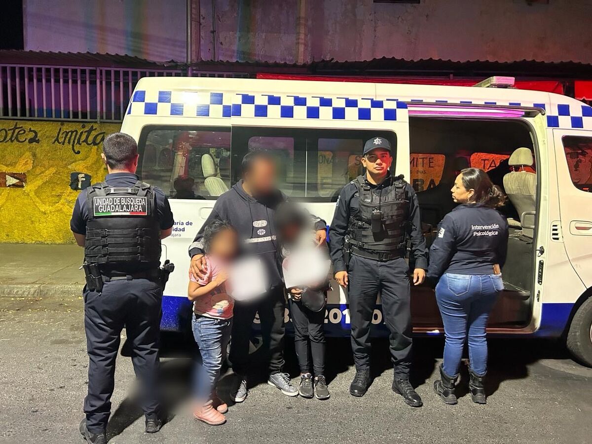 Entregan a su papá a menores que se encontraban solas en la calle durante la madrugada en Guadalajara (Cortesía)