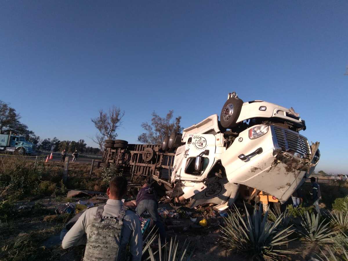 El fatal accidente sucedió a la altura del Kilometro 422 +300 en el sentido de La Barca a Guadalajara. (Especial)
