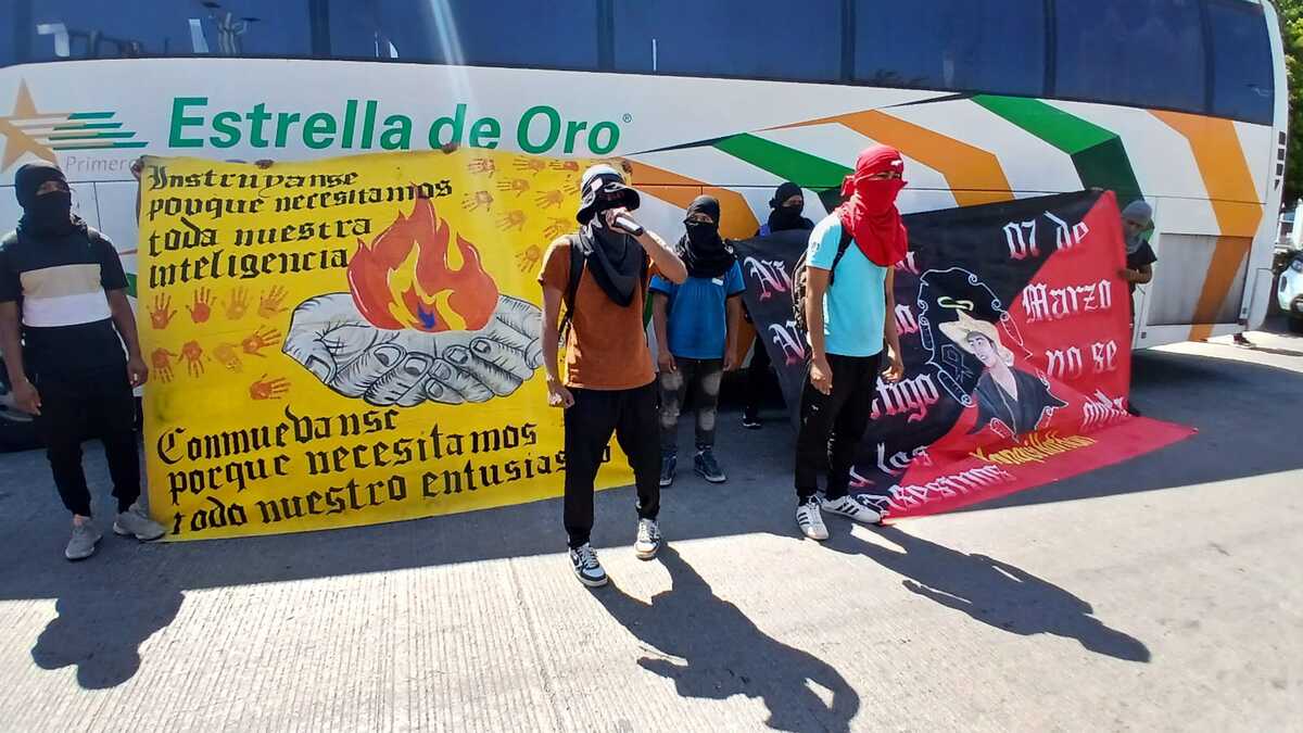 Normalistas bloquean la Autopista del Sol [Foto de Rogelio Agustín]