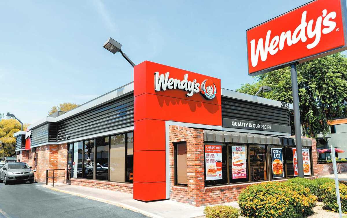 Wendy’s anunció la posibilidad de subir el costo de sus hamburguesas durante los picos de demanda. Shutterstock