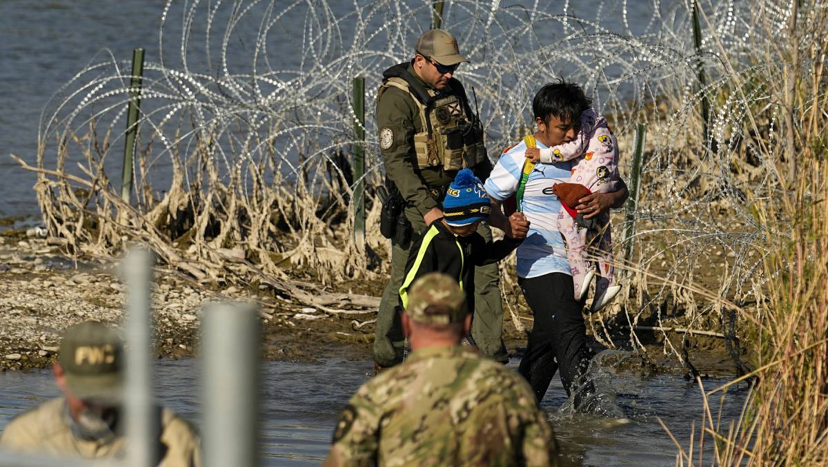 El gobierno de Texas considera que los migrantes "invaden" su territorio | AP
