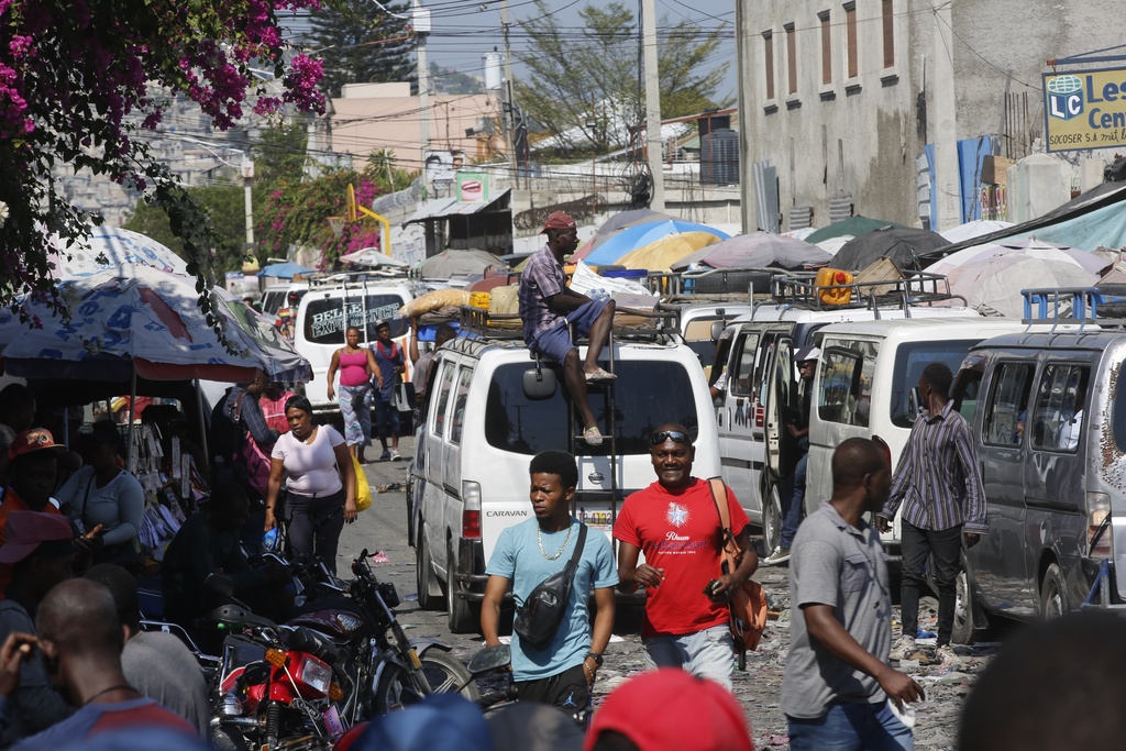 Peatones y viajeros llenan una calle en Puerto Príncipe, Haití. | AP