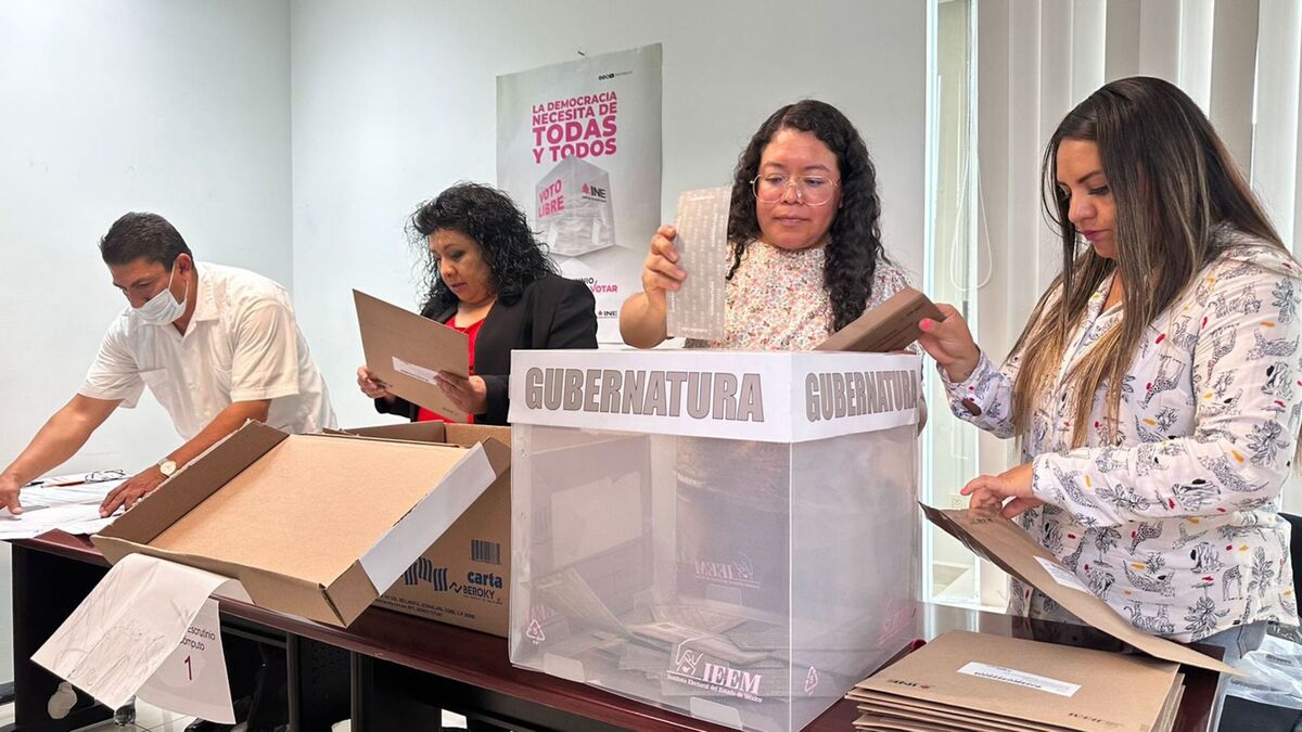 Preparación de las mesas y conteo del votos en el extranjero por internet. | Cuartoscuro