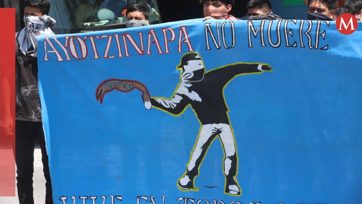 "Ayotzinapa vive", normalistas de la Normal Rural en un mitin en memoria de su compañero asesinado | (Foto: Jorge Carballo)
