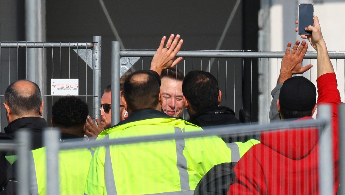 CEO de Tesla, Elon Musk, visita la gigafactoría europea del fabricante de automóviles, en Gruenheide. Foto: (Reuters)