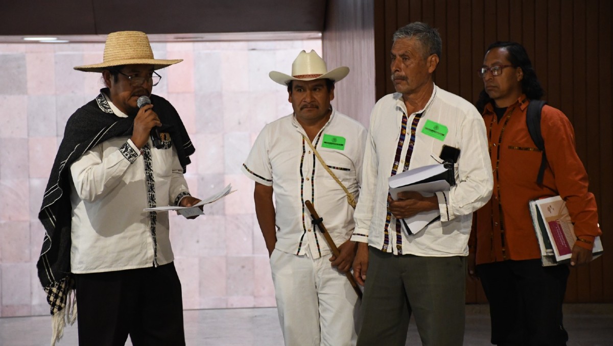 César Cruz, gobernador indígena hñähñu, acudió con la diputada Marcela Guerra. (Francisco Villeda)