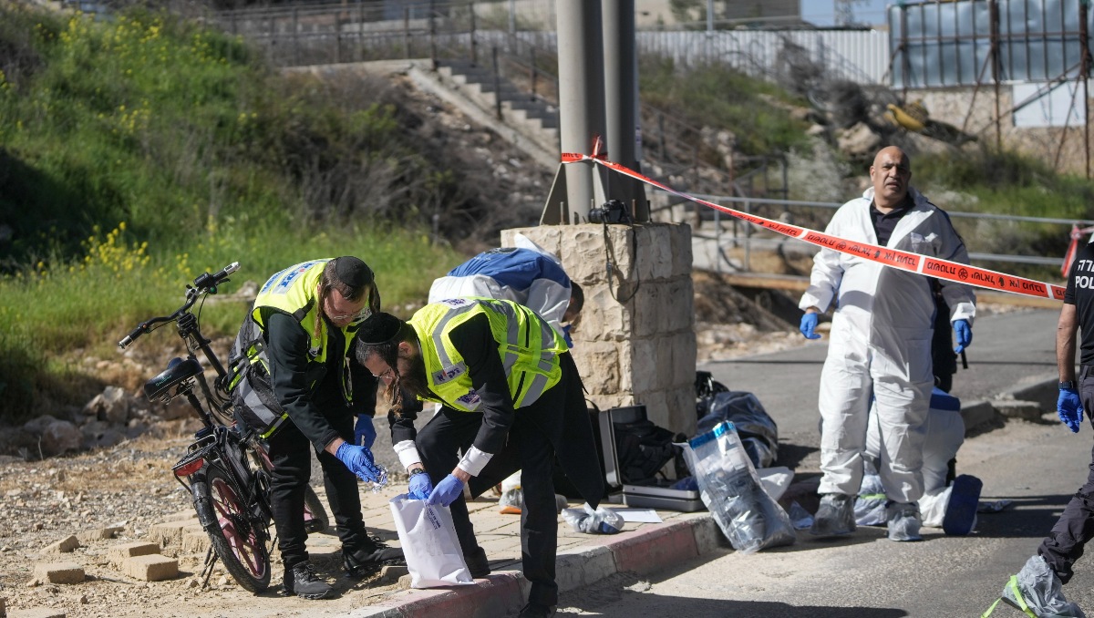 Fuerzas de seguridad israelíes inspeccionan el lugar de un apuñalamiento | AP