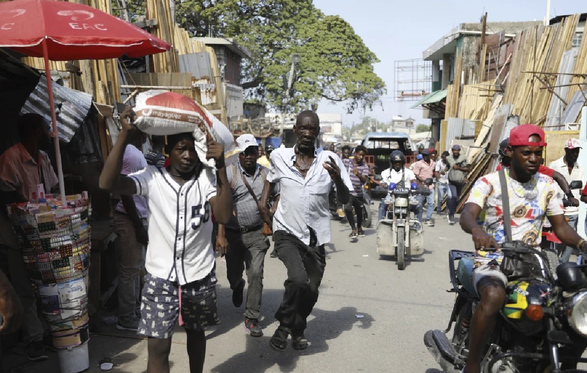 Haitianos buscan refugio de las pandillas en la isla (AP)