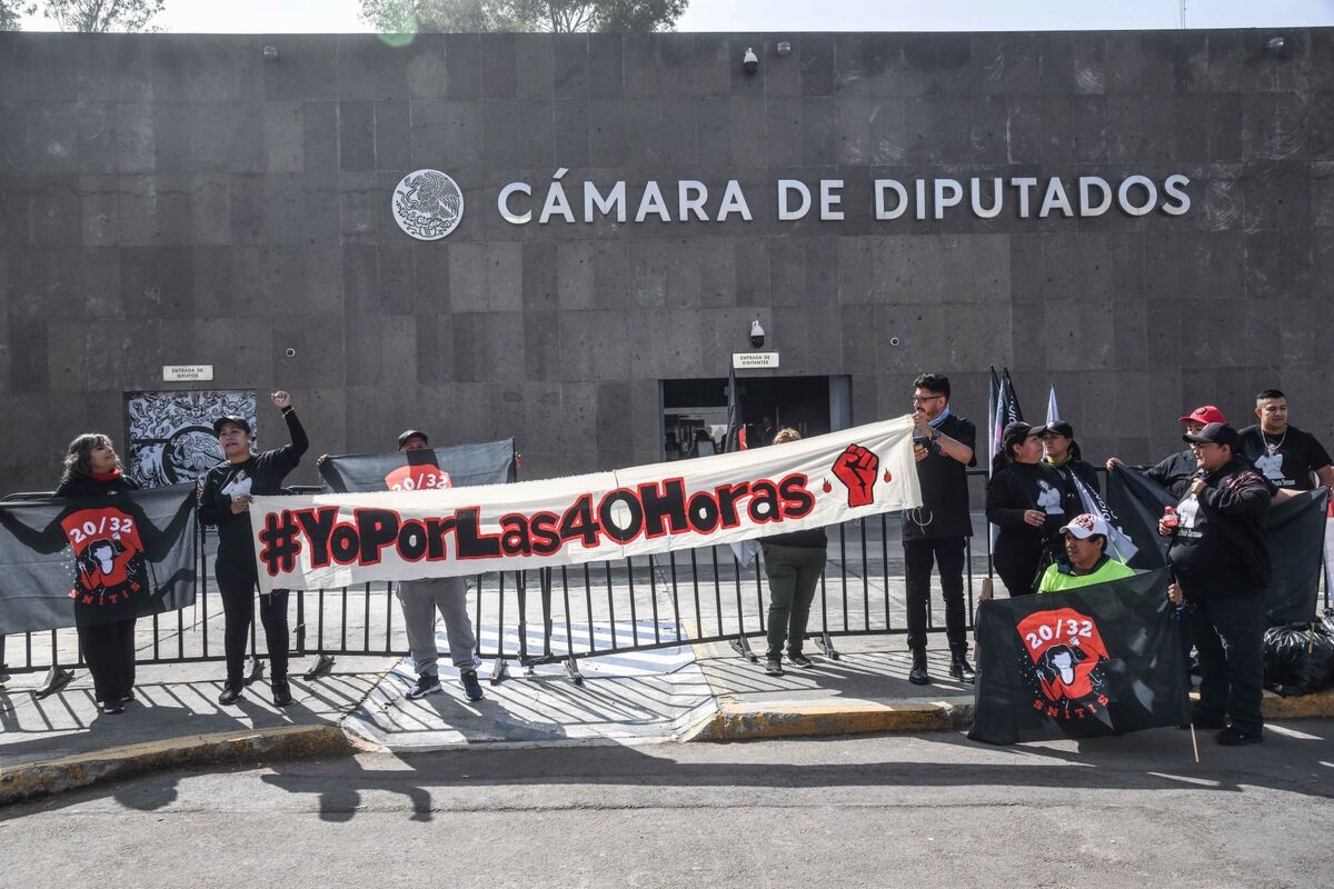 Integrantes del colectivo "Yo por las 40 horas" se manifestaron al exterior de San Lázaro. | Cuartoscuro