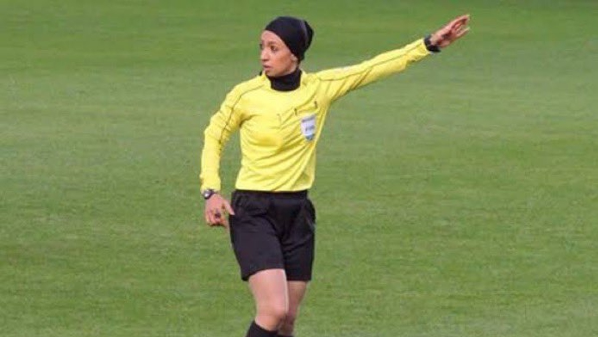 Irán destituye a la primera mujer que iba a arbitrar un partido masculino de futbol (Especial)