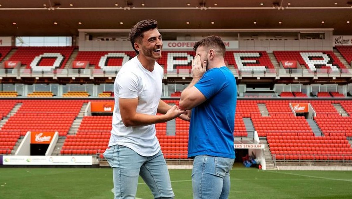 Josh Cavallo pide matrimonio a su pareja gay en estadio en Australia (Instagram: @joshua.cavallo)