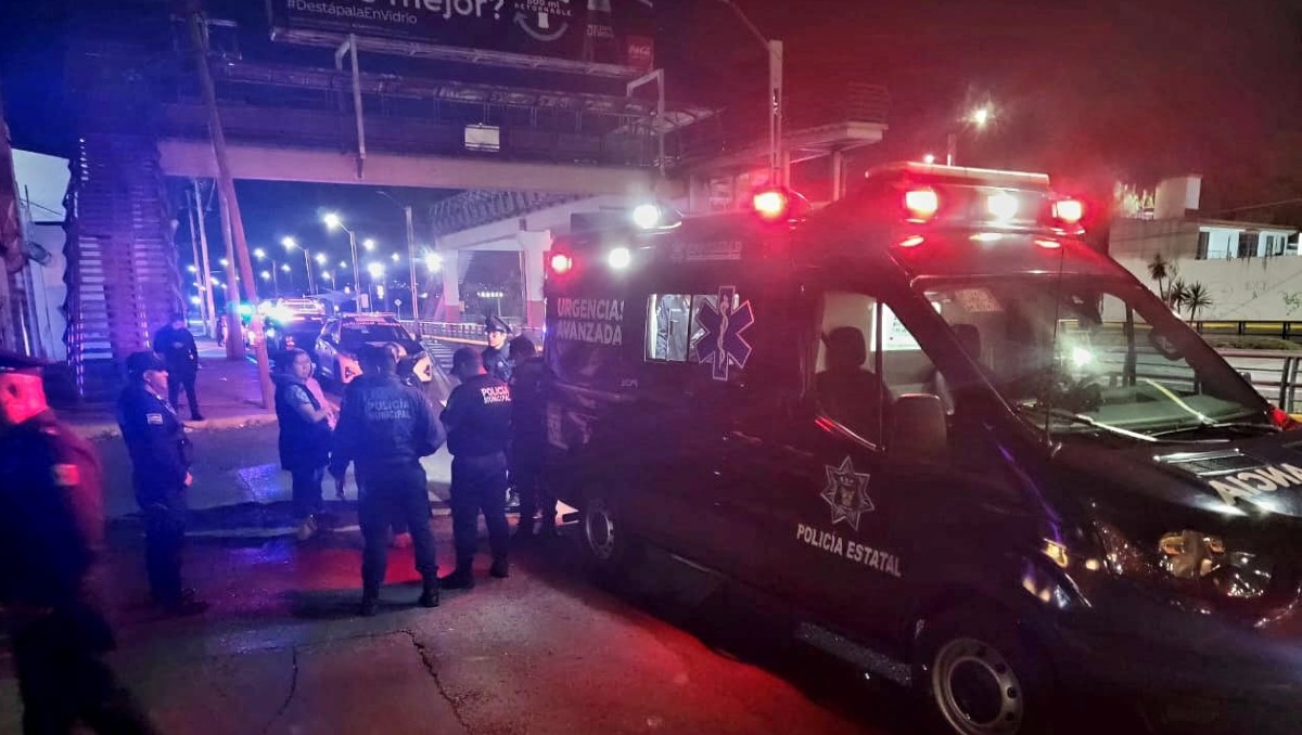 Policías salvan a mujer con su bebé de tragedia en Pachuca