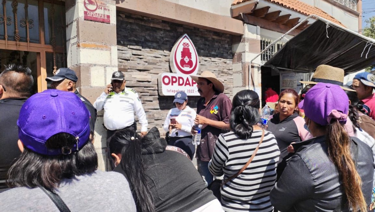Vecinos de la comunidad San Francisco Acuautla se manifiestan afuera de Opdapas. Foto: (Zuleyma García)