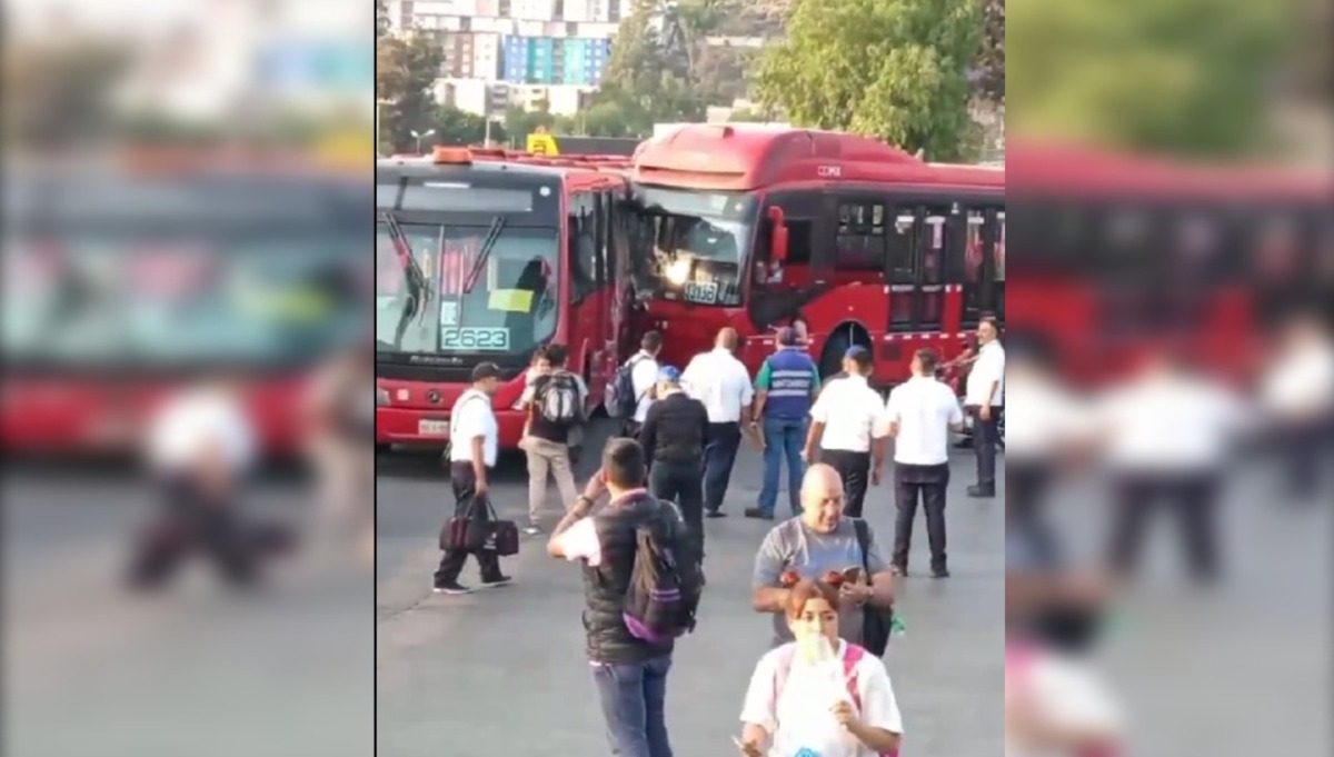 Accidente de unidades del Metrobús en Ciudad de México.