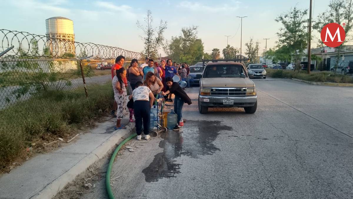 Familias buscan agua en Reynosa.