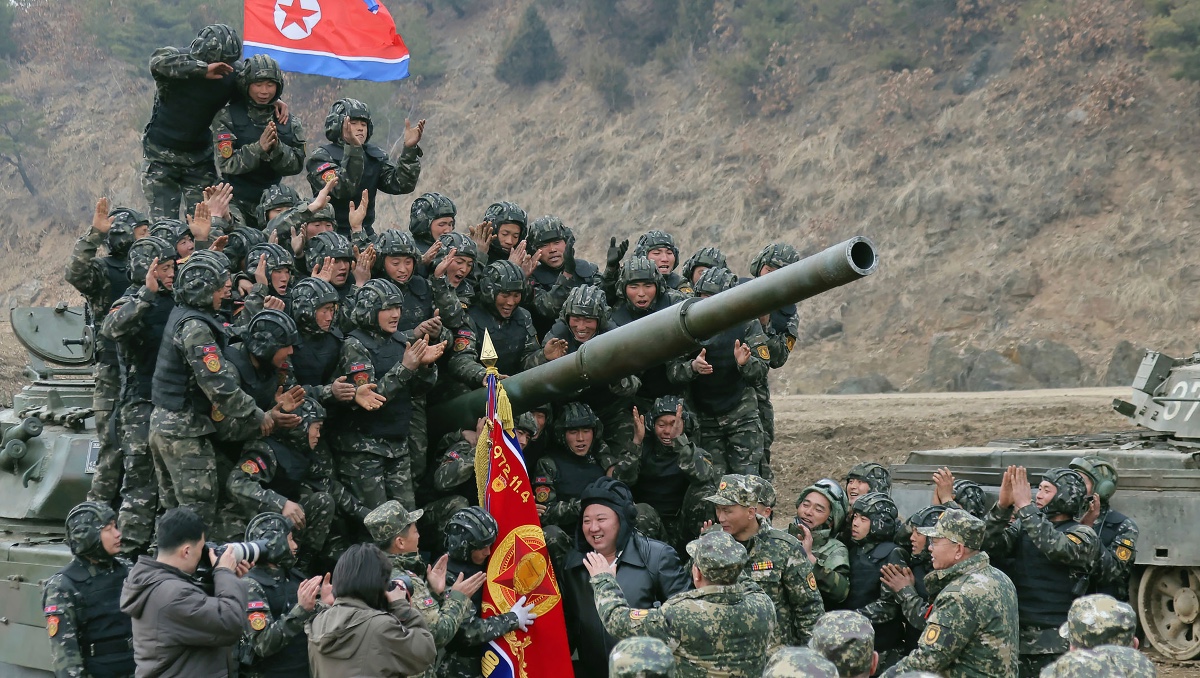 Kim Jong Un conduce un tanque de combate en Corea del Norte | AP