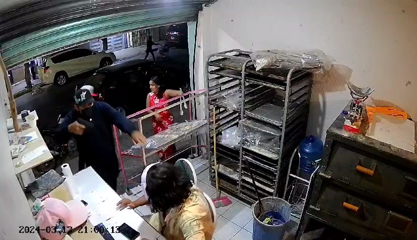El robo a mano armada quedó grabado en video. (Especial)
