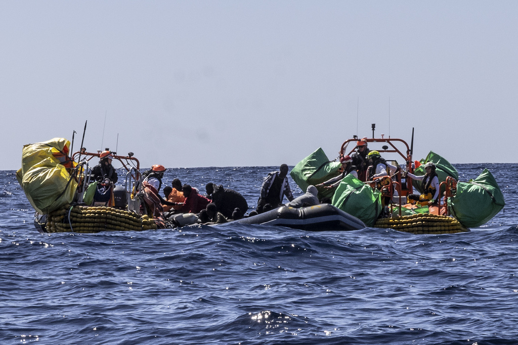 Los sobrevivientes quedaron a bordo de un bote de goma desinflado. | AP